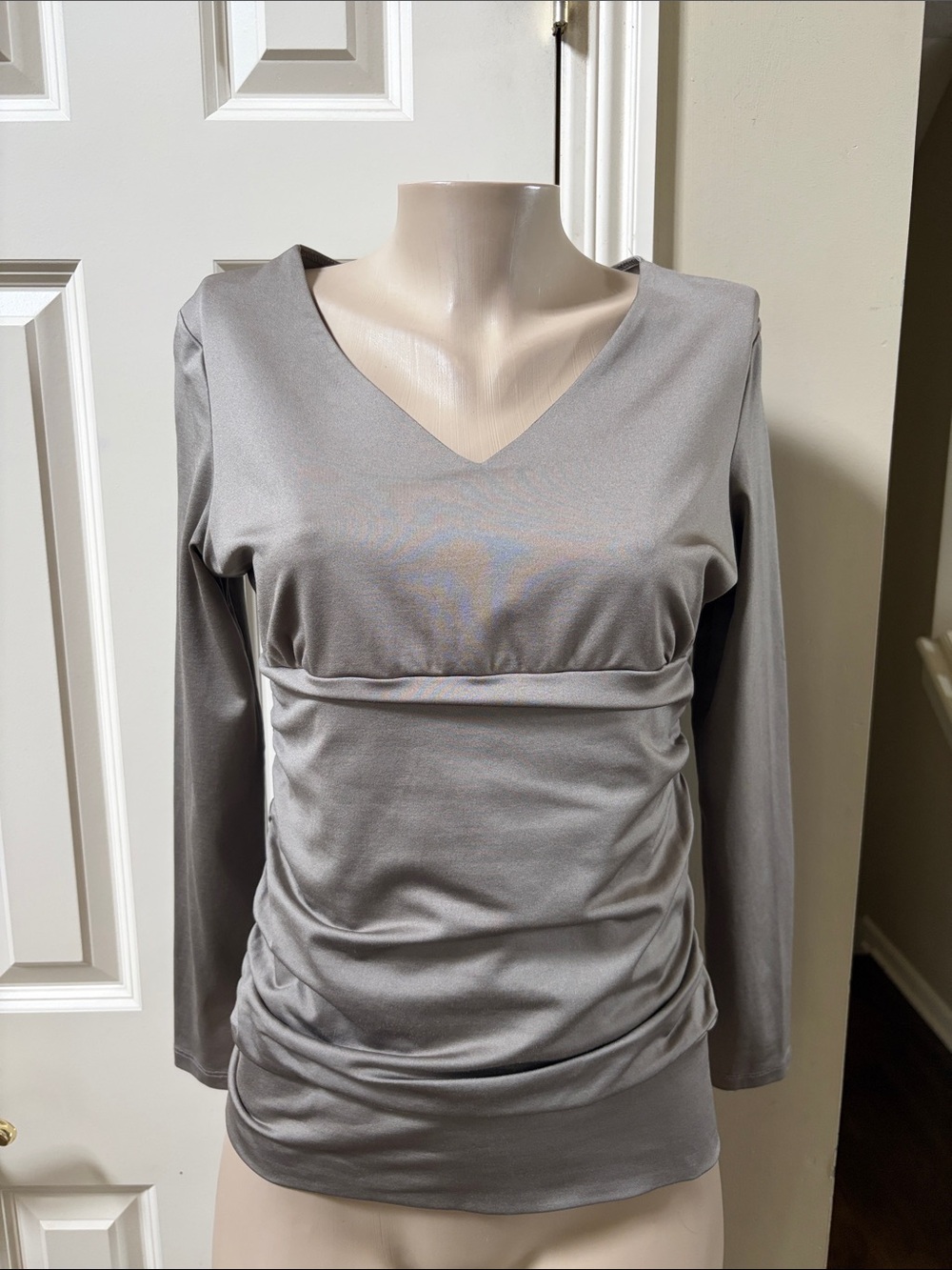 A’NUE LIGNE Women's V-Neck Ruched Long Sleeve pewter Top, lg